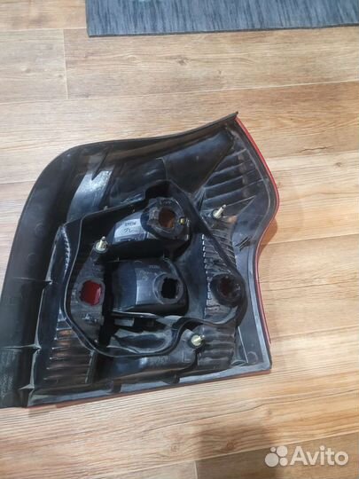 Задний левый фонарь на toyota Aleх