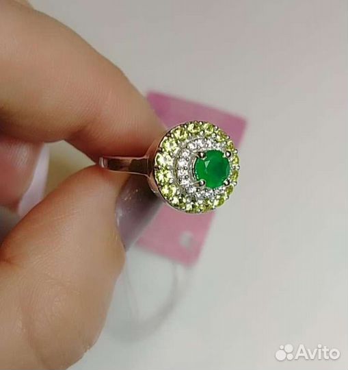 Серебряное кольцо с зелёным агатом и перидотами 18
