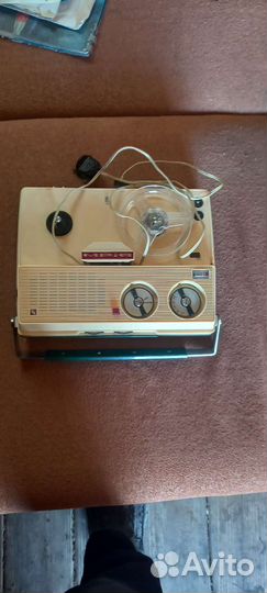 Катушечный магнитофон работает