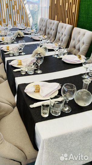 Наперон черный и белые скатерти