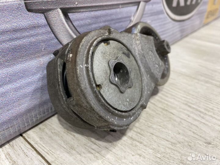 Ролик приводного ремня Натяжной обводной Nissan qa