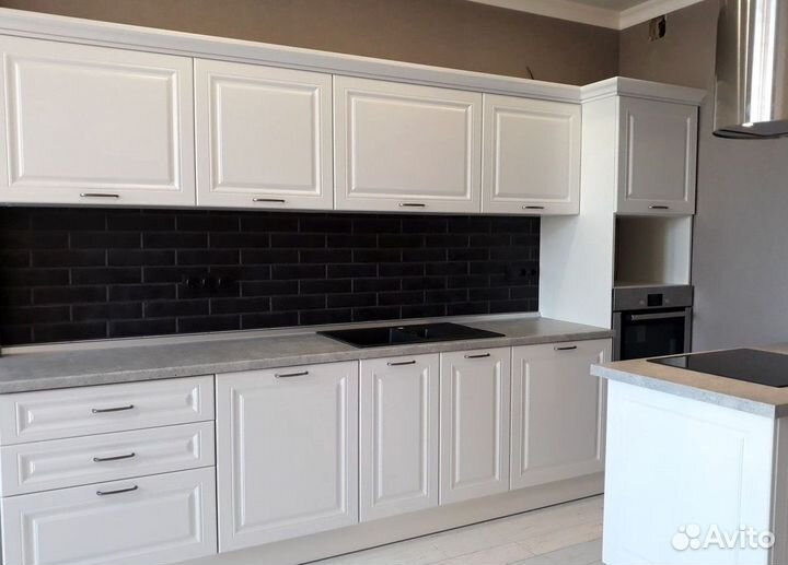 Кухонный гарнитур с каменным островом