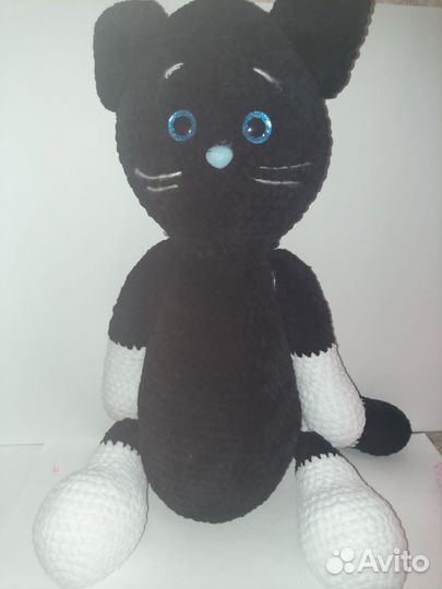 Вязаный черный котик