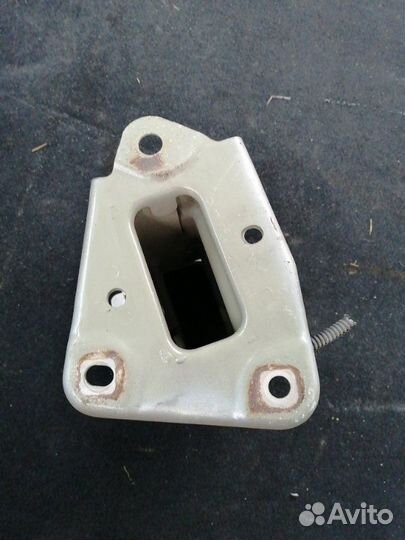 Крепление усилителя бампера переднее правое Nissan