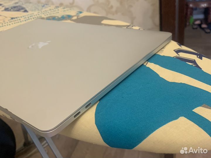 Apple MacBook Pro 15' 2017/16/512/radeon PRO 560