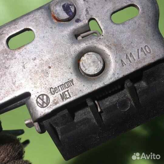 Крючок капота Фольксваген Гольф 6