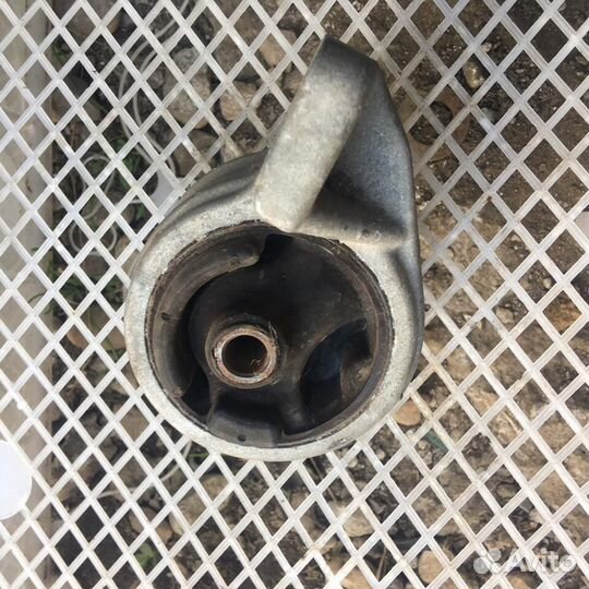 Опора двигателя правая Киа Спектра