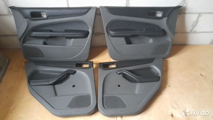 Обшивка (карта) двери Ford focus 2 хеч рест