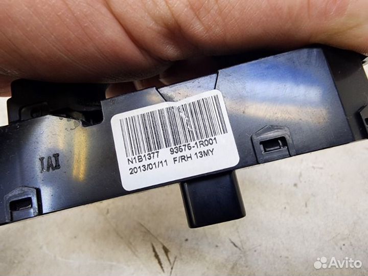 Переключатель передний правый Hyundai Solaris 1