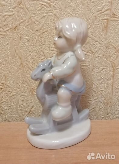 Антикварная статуэтка Девочка на коне