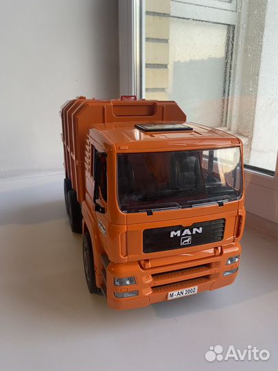 Мусоровоз bruder