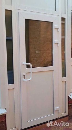 Пластиковая дверь с установкой