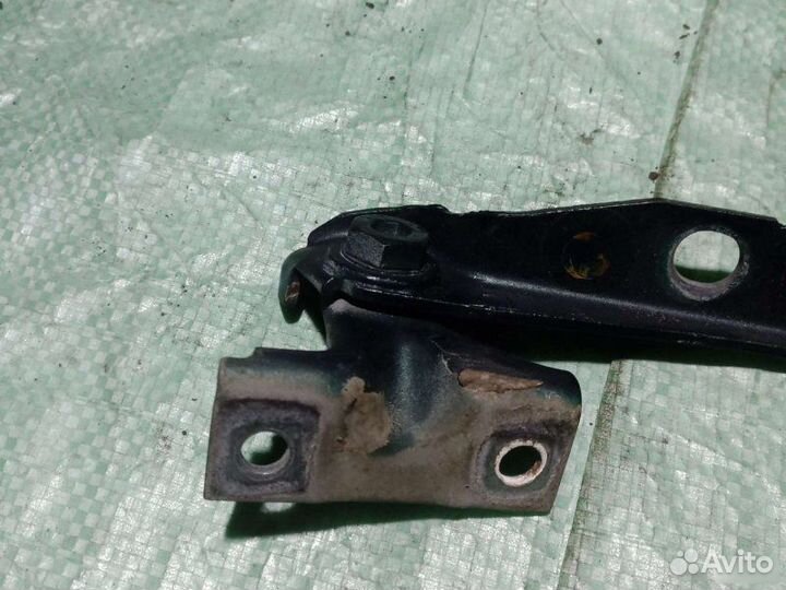 Петля капота левая Audi 80 B3