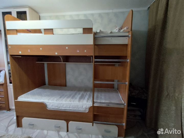 Двухъярусная кровать