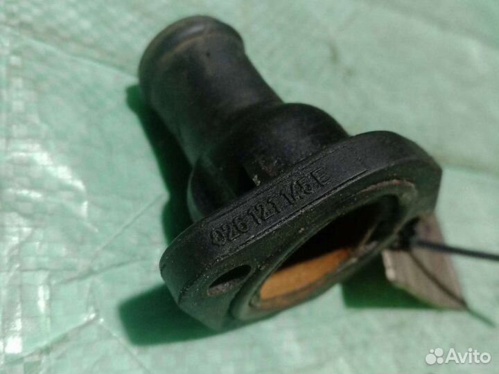 Фланец системы охлаждения Volkswagen Passat B3