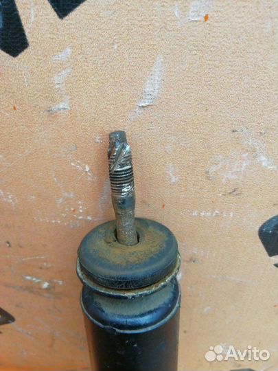 Амортизатор передний Toyota Noah SR50 3S-FE 1998