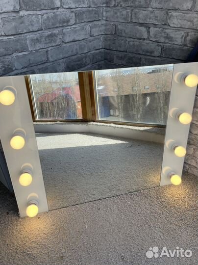 Гримерное зеркало с лампочками