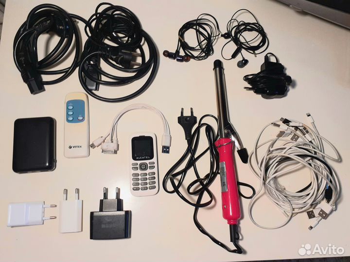 Повер банк, телефон, зарядки, наушники пакетом