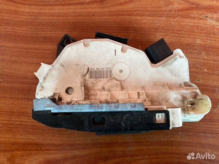 Замок двери передний левый Skoda Superb универсал