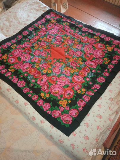 Павловопосадский платок. Крепдешин