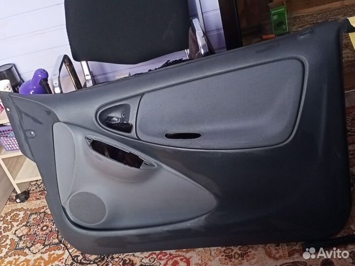 Обшивка двери передняя правая на Toyota Vitz