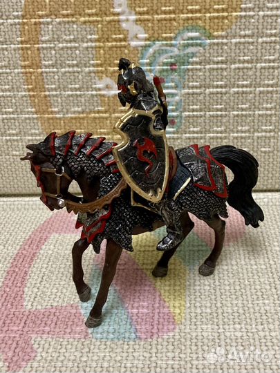 Рыцарь Ордена Дракона на коне Schleich