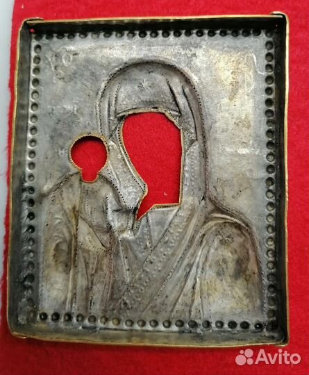 Старинные иконы в киоте