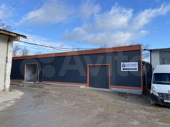 Отдельно стоящее здание с навесом, 300 м²