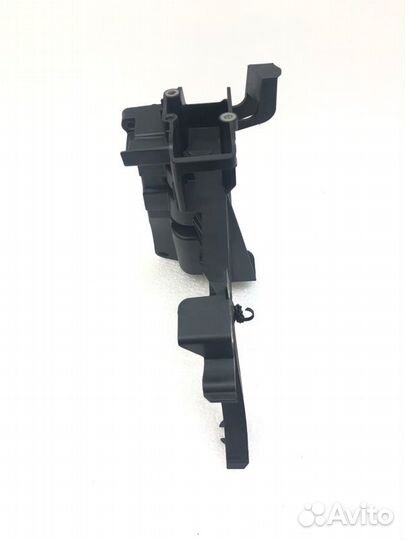 Кронштейн замка капота правый Mercedes-Benz Glc