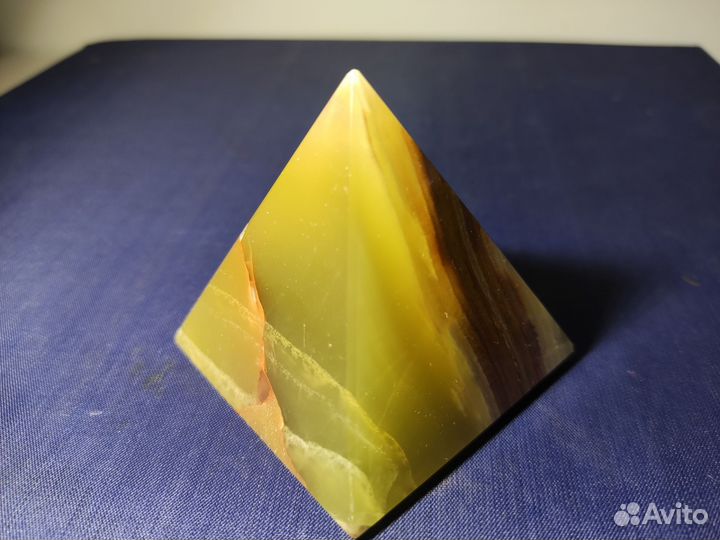 Пирамида из оникса