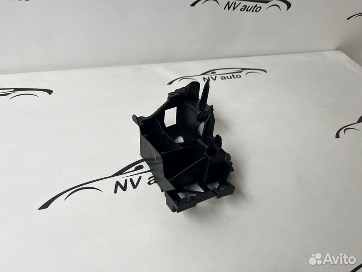 Mazda 3 bk кронштейн бампера центральный правый