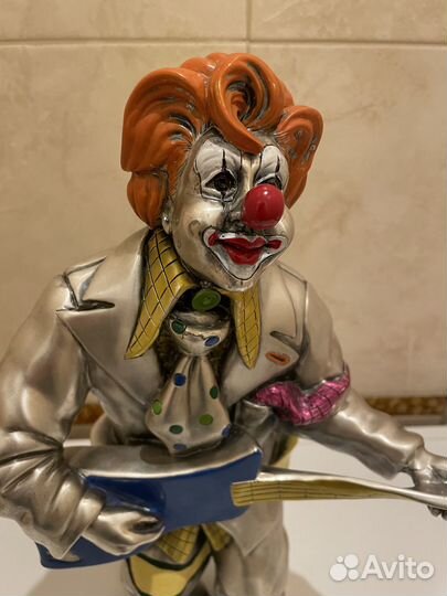 Большой клоун с гитарой