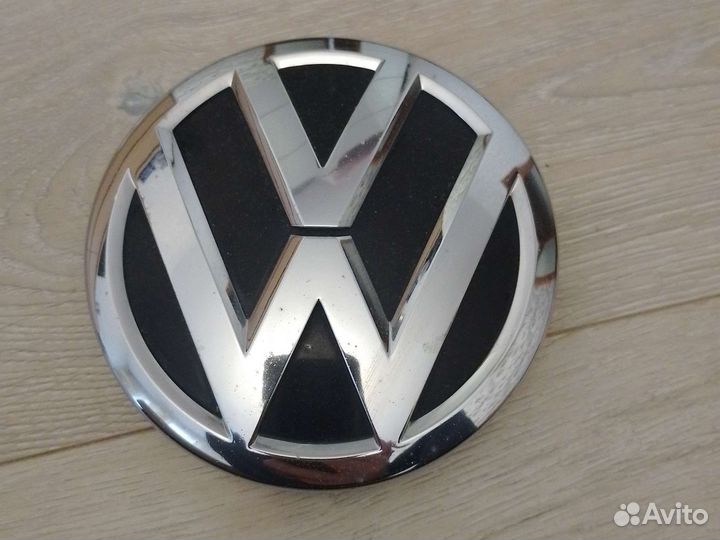 Оригинальная эмблема решетки радиатора поло 5