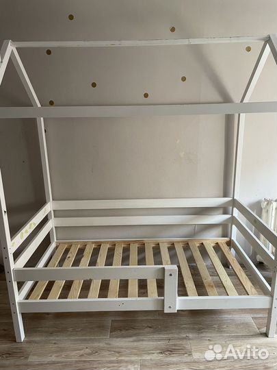 Детская кроватка домик