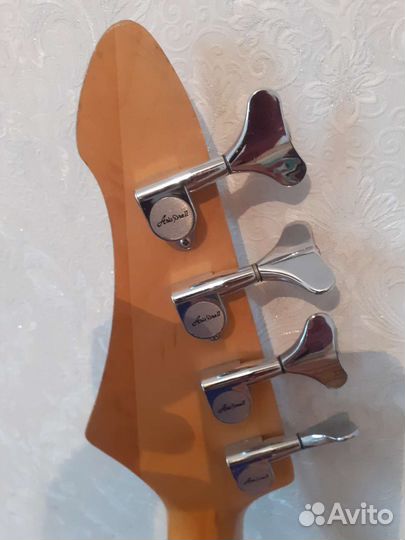 4 струнная бас гитара