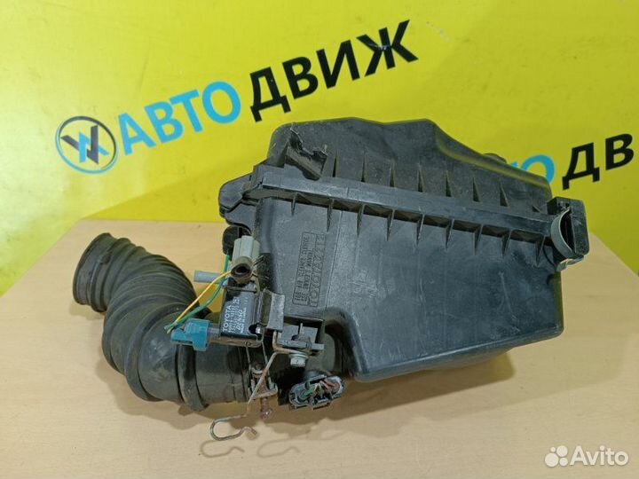 Корпус воздушного фильтра Toyota Isis ZNM10 2zrfae