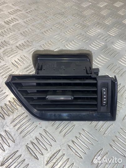 Дефлектор воздушный правый Skoda Octavia 5E cwva