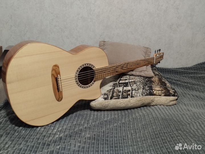 Акустическая гитара