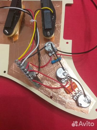 Пикгард для Fender Stratocaster SSS (кремовый)