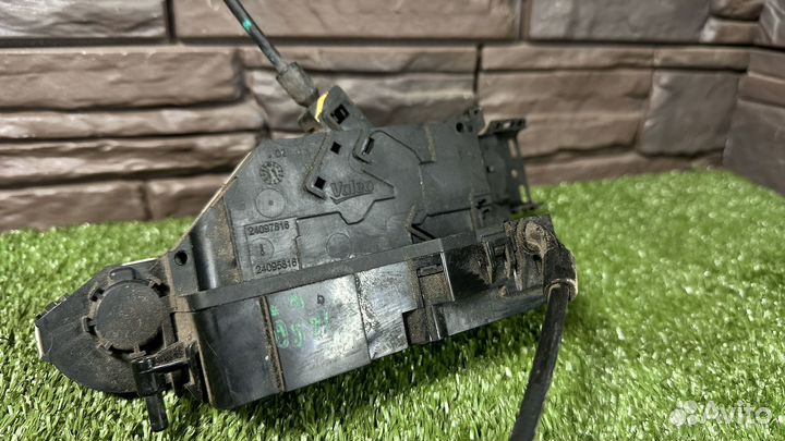 Замок правой двери Peugeot 207