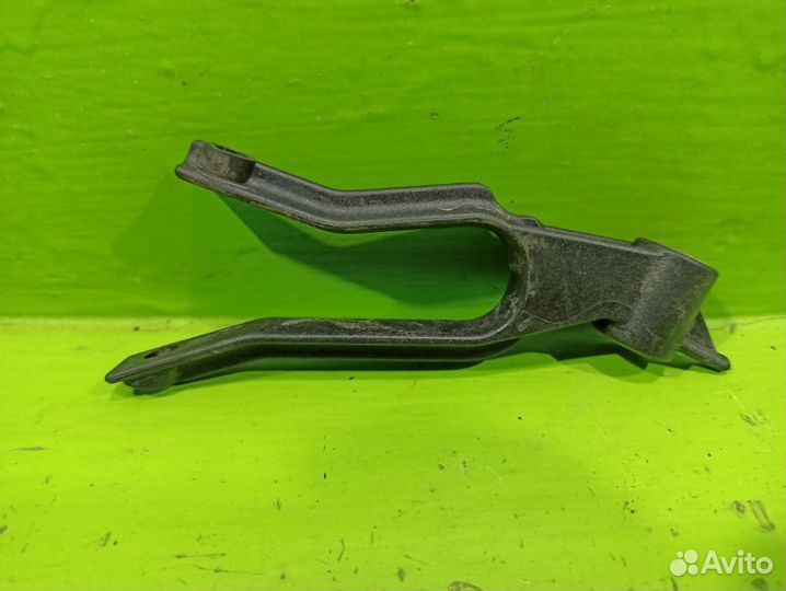 Кронштейн радиатора Opel Astra H седан Z16XER 2007