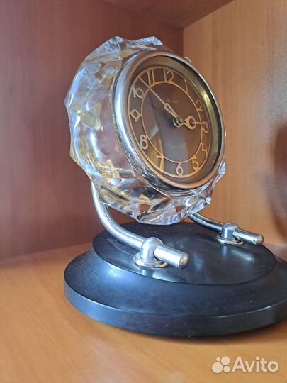 Часы в хрустальном корпусе Маяк