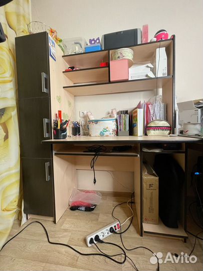 Компьютерный стол с полками