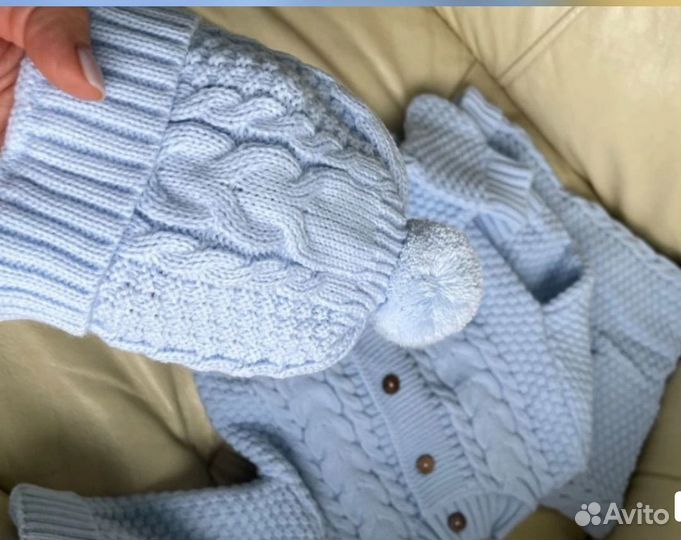 Вязаный костюм для новорожденного