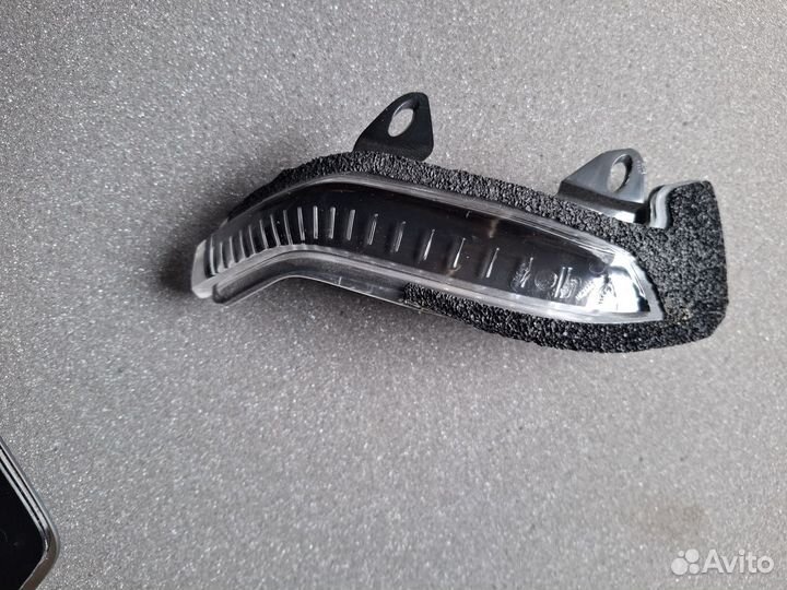 Поворотник в зеркало geely tugella