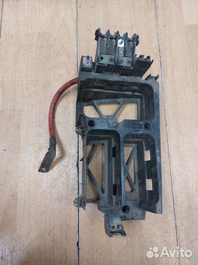 Корпус блока предохранителей Opel Zafira B Z18XER