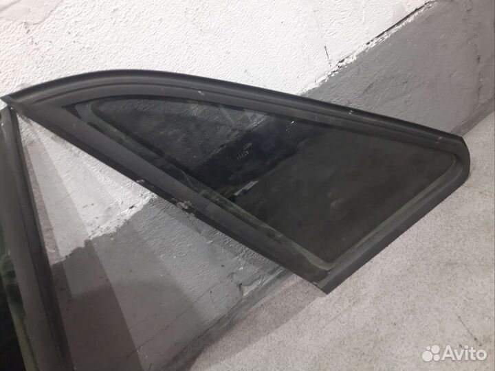 Стекло кузова правое VW Passat B4