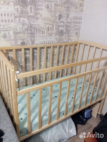 Детская кроватка с маятником