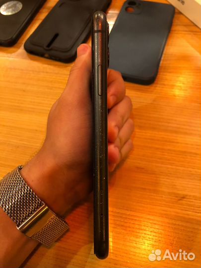 Телефон iPhone 11