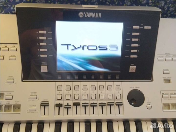 Профессиональный клавишный инструмент Tyros 3